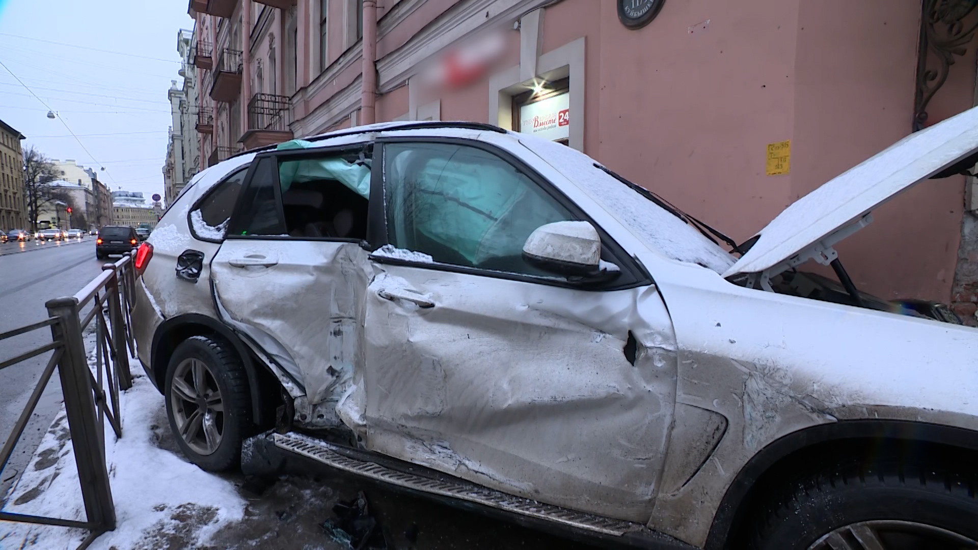 BMW протаранил автобус на Петроградке | Телеканал Санкт-Петербург