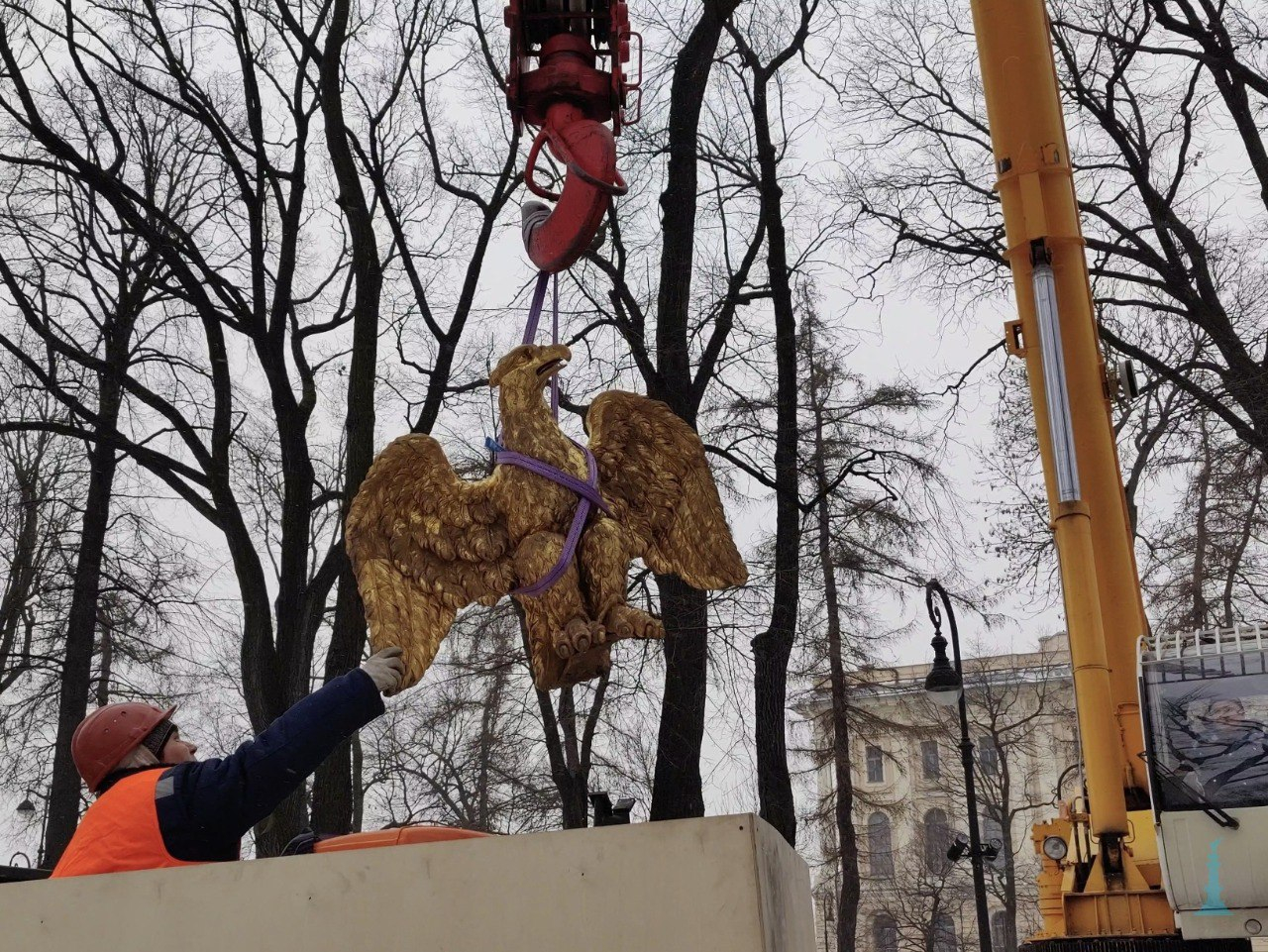 Бронзовый орел с вершины Румянцевского обелиска «улетел» на реставрацию |  Телеканал Санкт-Петербург