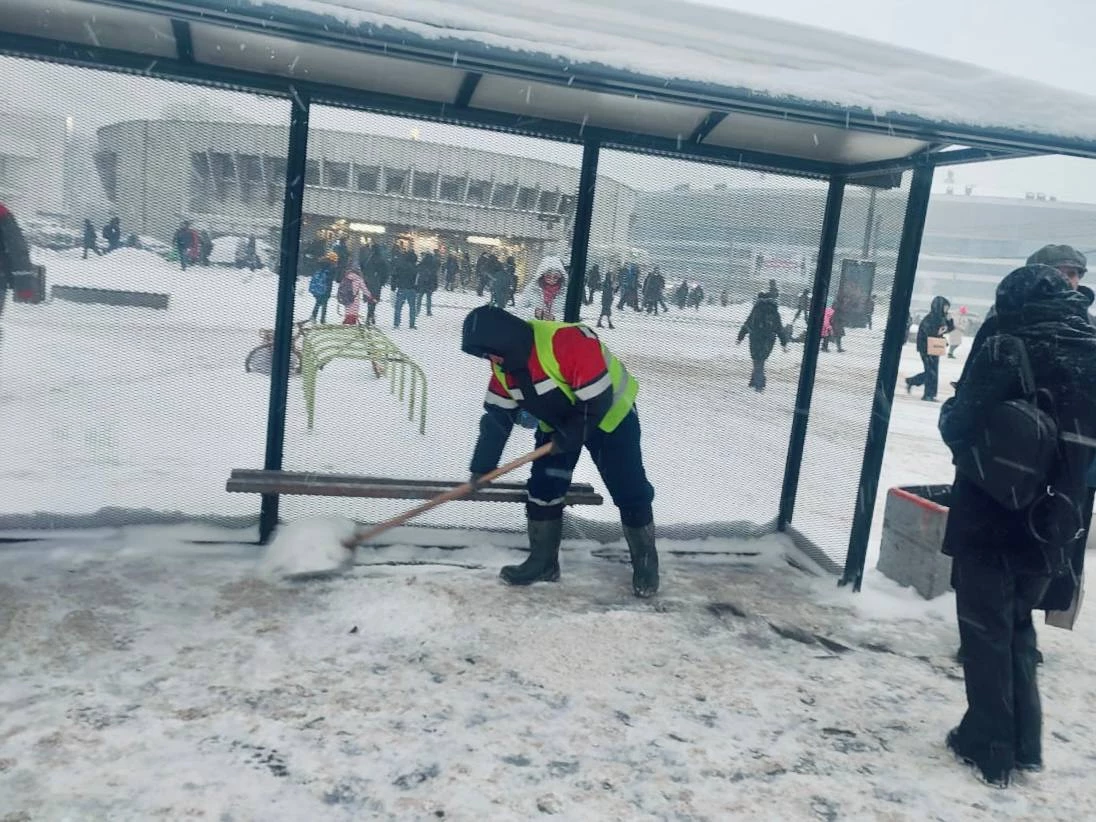 На уборку снега в Петербурге вышли почти 3500 дворников - tvspb.ru