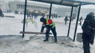 На уборку снега в Петербурге вышли почти 3500 дворников