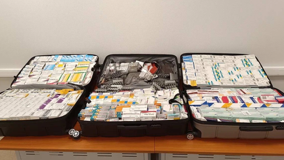 Россиянин пытался привести из Стамбула 69 кг лекарств в своем чемодане - tvspb.ru
