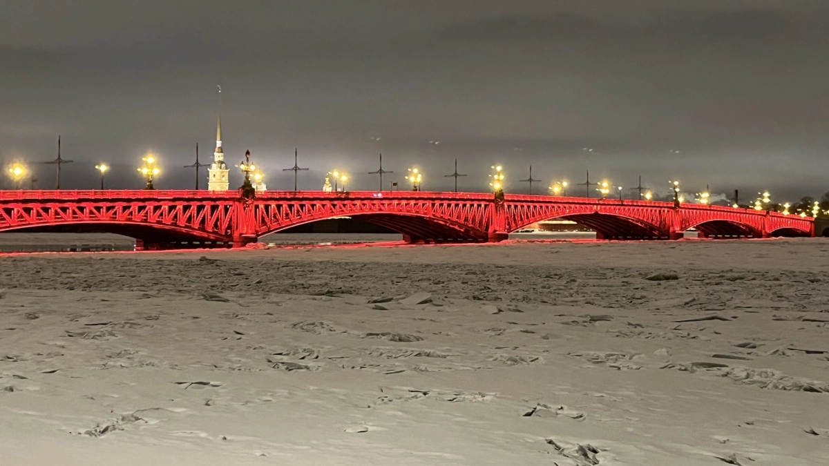 Троицкий мост покраснел в честь Китайского Нового года - tvspb.ru