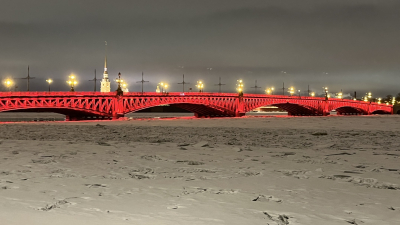 Троицкий мост покраснел в честь Китайского Нового года