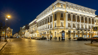 Фасады зданий на Итальянской улице и площади Искусств украсили новой яркой подсветкой