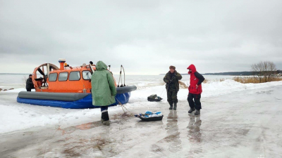 Пятеро рыбаков ушли в вынужденный дрейф на льдине в Финском заливе