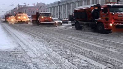 Работают по плану, ждут 12 сантиметров снега за сутки: Как петербургские коммунальщики встретили метель