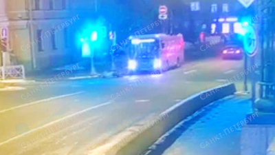 Школьница попала под автобус на переходе у Вознесенского моста