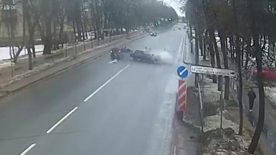 Вылетела через стекло: жуткая авария в Красном Селе попала на видео