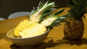 Цвет, запах и султан: маленькие хитрости при выборе спелого ананаса и подаче десерта к столу