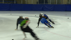 Тренировка конькобежцев в Академии ледовых видов спорта