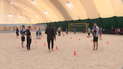 Петербургский «Кристалл» провел мастер-класс по пляжному футболу для ребят с церебральным параличом