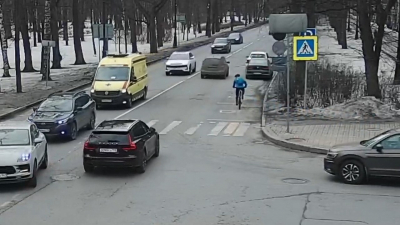 Видео: велосипедист погиб в ДТП на Крестовском проспекте