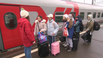 В Петербург на каникулы приехали более 100 школьников из Мариуполя