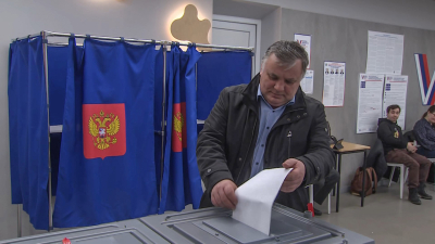 Ректор Педиатрического университета Дмитрий Иванов проголосовал на избирательном участке в гимназии №610 