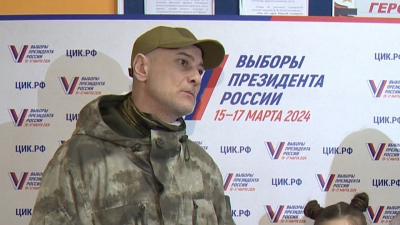 Ветеран СВО проголосовал вместе с супругой в Выборгском районе 