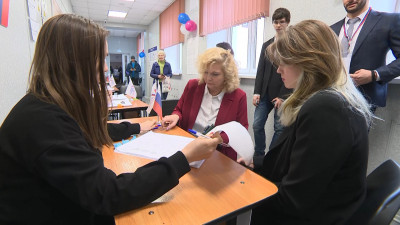 Уполномоченный по правам человека в Петербурге вместе с детьми проголосовала на выборах президента