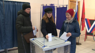 Трехкратная олимпийская чемпионка Татьяна Казанкина вместе с дочкой и внучкой проголосовала на выборах президента 