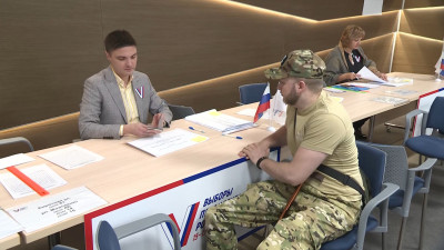 Ветеран СВО Дмитрий Борисов проголосовал на избирательном участке в Невской ратуше