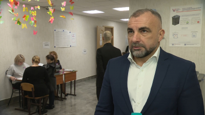 Директор петербургского лицея №369 Константин Тхостов оставил свой голос на выборах президента