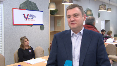 Вице-губернатор Санкт-Петербурга Кирилл Поляков пришел голосовать вместе с мамой и сыном