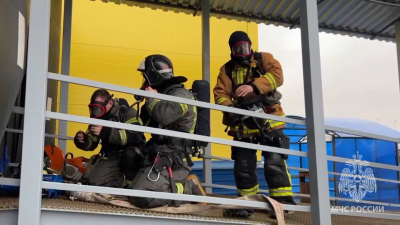 Тушили горючее и помогали людям: как прошли учения петербургских спасателей