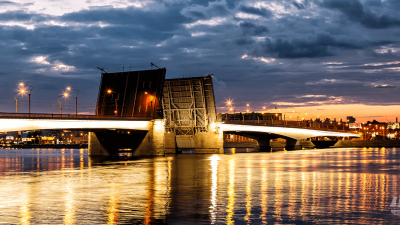 В ночь на 20 марта в Петербурге разведут два моста
