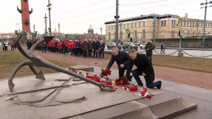 Александр Беглов и Александр Бельский возложили цветы к стихийному мемориалу погибшим в Подмосковье