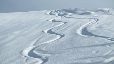 Снегоход с семьей ушел под лед на Чукотке: девочка спаслась, родителей ищут