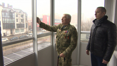 Ключи от новой квартиры вручили ветерану боевых действий в Афганистане Владимиру Луговику