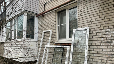 На Пискарёвском проспекте в домах, пострадавших от атаки БПЛА, начали восстанавливать балконы