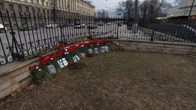 Народный мемориал в память о жертвах теракта появился у станции метро «Черная речка»