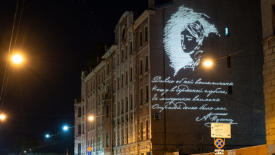 Цветы и стихи Пушкина украсят петербургские фасады к 8 марта