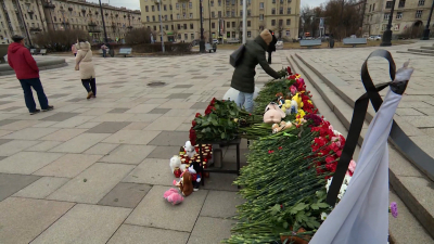 Петербуржцы приходят к РНБ, чтобы возложить цветы в память о погибших в теракте