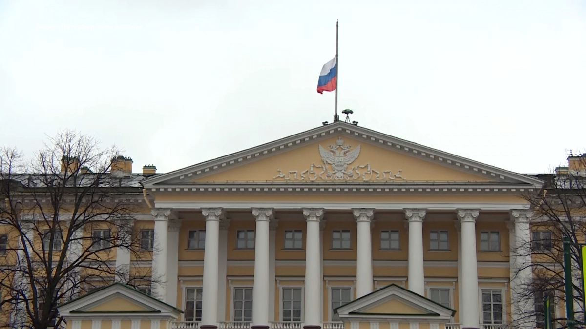 В Петербурге приспустили флаги в знак скорби по погибшим в теракте в  «Крокус Сити Холле» | Телеканал Санкт-Петербург