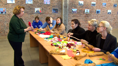 В избирательном штабе Владимира Путина провели мастер-класс по созданию масленичных кукол