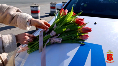 Сотрудники ГИБДД дарили женщинам-водителям цветы на Дворцовой