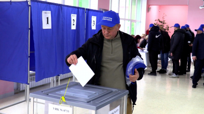 В Мариуполе на выборах президента РФ проголосовали местные жители и петербургские строители