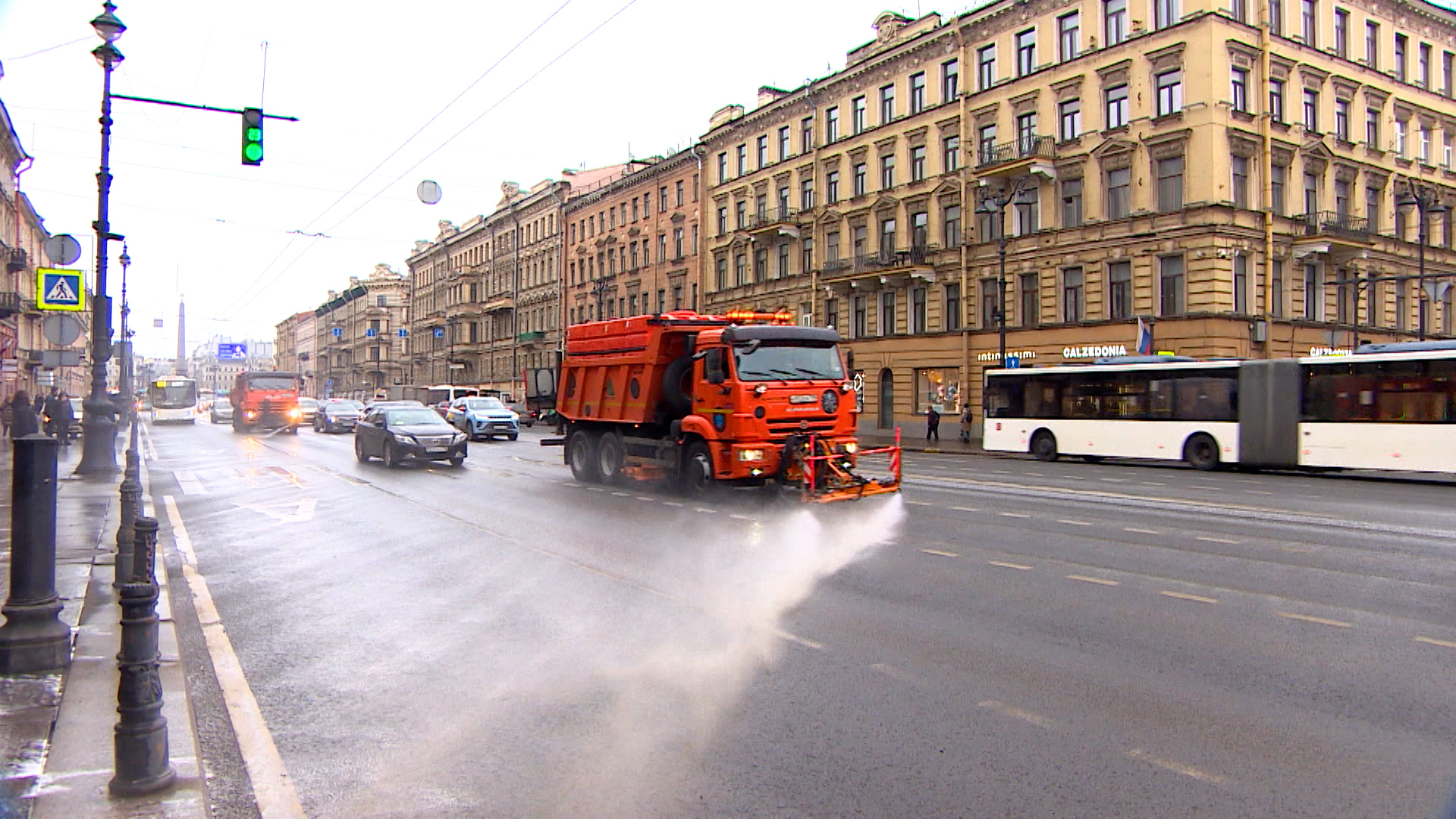 Коммунальные службы Петербурга начали применять специальные шампуни для  мытья дорог и улиц | Телеканал Санкт-Петербург