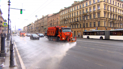 Коммунальные службы Петербурга начали применять специальные шампуни для мытья дорог и улиц 