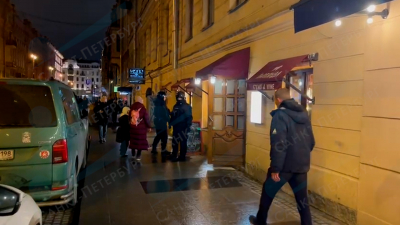 В торговых центрах Петербурга началась эвакуация – ОМОН патрулирует улицы