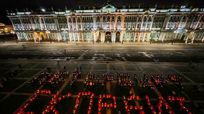 «Петербург скорбит»: надпись из свечей на Дворцовой площади появилась минувшим вечером