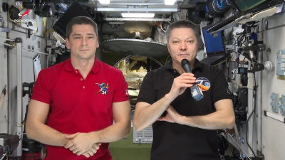 Российские космонавты поздравили женщин с 8 марта с МКС