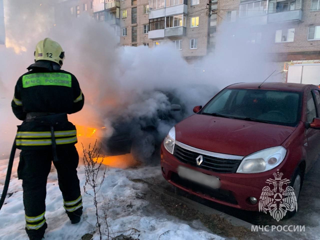 В сети появилось видео, как в Твери многоэтажка вспыхнула, словно спичка