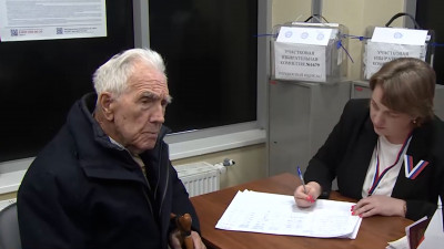 100-летний ветеран войны и почетный житель Стрельны Владимир Берчиков проголосовал на выборах президента