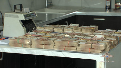 Петербургские оперативники выяснили, кто украл пачки денег и украшения из банковских ячеек