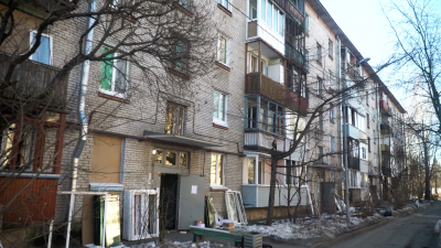 В поврежденных квартирах на Пискаревском восстанавливают остекление