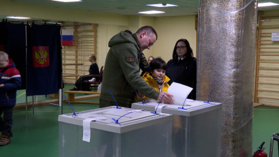 На голосование в Петербурге ветеран СВО пришел с внуком
