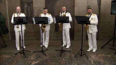 В петербургском метро сыграли классику на саксофонах