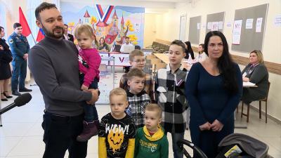 «Дети – часть нашей великой Родины»: в Петербурге проголосовала семья, в которой воспитываются 8 малышей