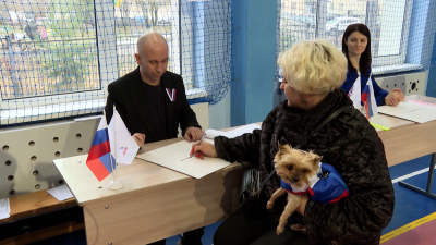 На выборах президента в Петербурге свой голос отдала новая хозяйка чудом спасенного терьера Счастливчика